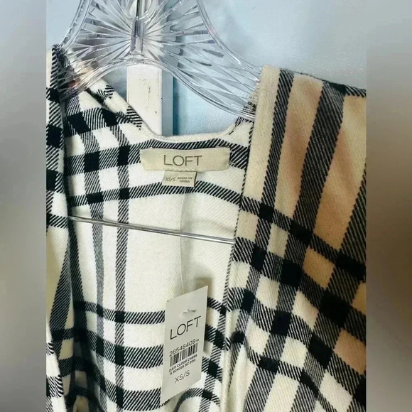 NWT Womens Ann Taylor LOFT White/Black Plaid Poncho Fringe Wrap XS/S Fit… - Picture 3 of 7